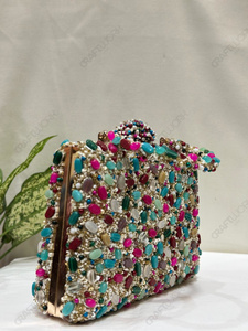 Pochette de soirée multicolore ornée de pierres, sac à main perlé de créateur pour femme, idéal pour les occasions festives et les mariages - Product Image 3