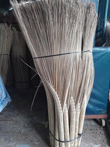 SAFIMEX Balai à feuilles de coco à long manche, écologique, avec pelle à poussière intégrée, outil de nettoyage sans effort, design vietnamien traditionnel, 35-44 pouces - Product Image 4