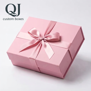 Caja Rígida Plegable Magnética con Cinta Negra Mate Rosa de Alta Gama, Ecológica y con Relieve Personalizado, para Empaque de Sets de Cosméticos y Cuidado de la Piel - Product Image 1
