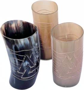 Vaso de chupito auténtico de cuerno vikingo, vaso de chupito de cuerno grabado personalizado, copa para fiestas, vaso de bebida de calidad superior para regalo de padrinos de boda - Product Image 3