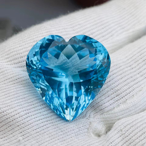 Topaze bleue naturelle, taille cœur, grande taille 62,59 carats, qualité AAA, lustre AAA, fabrication et polissage parfaits. - Product Image 1