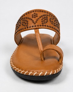 Sandales plates antidérapantes pour femmes, en cuir synthétique marron, avec strass floraux et semelle massante, pour intérieur - Product Image 2