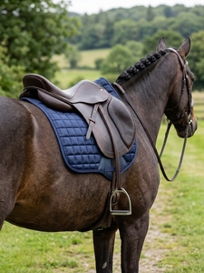 PORTACE ENTERPRISES Tapis de selle de dressage bleu marine matelassé, double rembourrage, garnissage polyester, doublure en maille, sangle de selle, équitation - Product Image 3