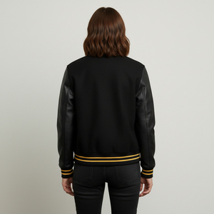 Veste bomber varsity courte pour femme, en cuir imprimé et broderie chenille, avec logo personnalisé, style streetwear, fabriquée par un fabricant OEM. - Product Image 3