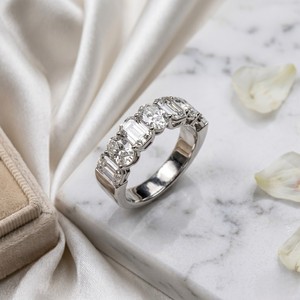 Bague à cinq pierres serties de griffes, émeraude ovale de 3,50 carats, forme mixte - Product Image 1