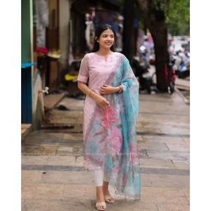 Gulab Modern Baby Pink Organza Kurti Set con bordado floral verde emparejado con Duppata y Shaw hecho de tela Reyon - Product Image 1