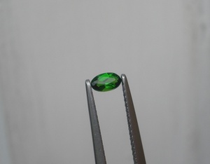 Diopsido cromado verde ovalado facetado suelto de 5x3mm - Product Image 1