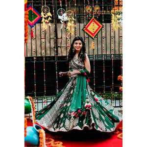 DESIGNER MALAY SATIN SEQUENCE BRODERIE TRAVAIL LEHENGA CHOLI AVEC DUPATTA VERT - Product Image 1