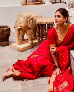 Karva Chauth Đặc Biệt Màu Đỏ Goldan Zari Với Hai Bên Biên Giới Cô Dâu Người Giúp Việc <span class=keywords><strong>Saree</strong></span> Truyền Thống Với Chạy Áo Mảnh - Product Image 2