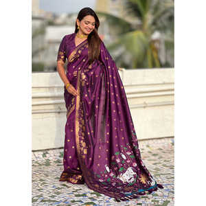 Sari en soie Pichwai avec motif tissé en zari vin, écharpes et châles traditionnels - Product Image 6