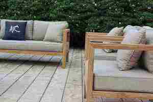 Conjunto de sofás de madera para exteriores con cojines blancos, muebles de jardín rústicos, 3 plazas, resistentes a la intemperie - Product Image 5