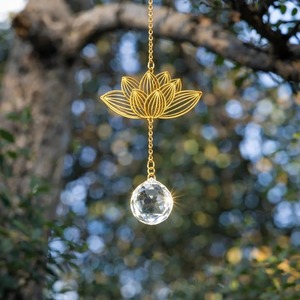 Atrapasueños de metal dorado y cristal con forma de loto, decoración colgante para ventana, balcón, jardín, arte espiritual de reflexión de luz. - Product Image 5