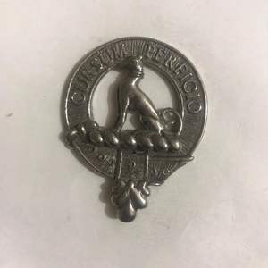 Insignia del escudo del clan Wallace hecha de estaño. Muestra una mano sosteniendo una espada, con el emblema del clan. - Product Image 5