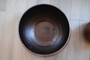 Ensemble de 2 pots à plantes foncés au design martelé intemporel, adaptés aux plantes d'intérieur, à la décoration de la maison, au balcon et au jardin, en provenance d'Inde - Product Image 6