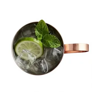 Vaso clásico de cobre cepillado liso. Esta elegante taza metálica combina la estética moderna minimalista con la clásica utensilización de bar. - Product Image 1