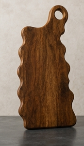Tabla de cortar de madera de mango ondulada al por mayor, tabla de queso rústica de madera, paleta para servir alimentos y embutidos con orificio para colgar - Product Image 4