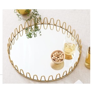 Bandeja de Servicio de Metal y Vidrio con Diseño Elegante y Borde Decorativo de Proveedores Indios, para Uso en Hogar, Restaurante y Hotel - Product Image 1
