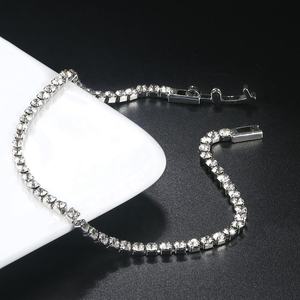 Bracelet tennis de luxe léger avec diamants taille brillant ronds, plaqué or, serti en canal, bijou délicat - Product Image 3