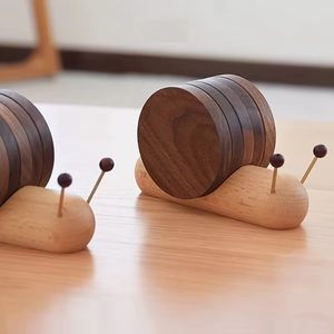Ensemble de sous-verres en bois en forme d'escargot, faits à la main, style nordique, en bois naturel et résine époxy, décoration de table de REHMAN CRAFT - Product Image 1