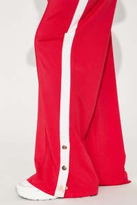 Ensemble de survêtement rouge pour femmes, pantalon long avec rayures blanches, style sportif, coupe ample, matière polyester respirante, vêtements décontractés - Product Image 3