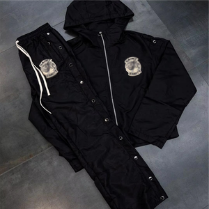 Conjunto Deportivo de Invierno 2025 de Alta Calidad, Chaqueta con Capucha y Pantalones de Chándal en Poliéster/Algodón, Color Negro, con Logotipo Personalizado Bordado - Product Image 1