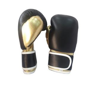 Équipement de sport professionnel avec logo personnalisé de haute qualité mitaines de boxe en cuir noir et or vente durable pour les arts martiaux et la boxe - Product Image 1