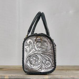 Sac à main de luxe en cuir véritable avec motif floral embossé, fermeture éclair, poignée supérieure noire durable - Product Image 2