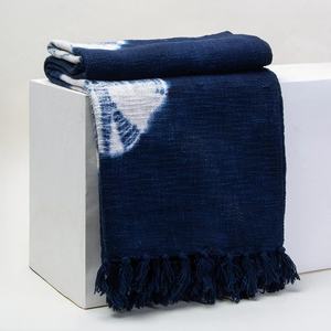 Manta de Sofá Cama Hecha a Mano en India, de Algodón Azul Teñido con Té, Colores Naturales, Estampado Orgánico - Product Image 3