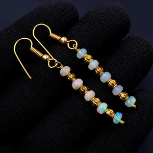 ต่างหูโอปอลเอธิโอเปียธรรมชาติ หลายสี โอปอลไฟ 14K ทองคำแท้ ทรงคาโบชอง ประดับด้วยลูกปัด - Product Image 5