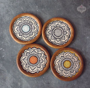 Planches à fromage carrées en bois avec incrustations de carreaux géométriques assortis. Disponible aux prix de gros. - Product Image 1