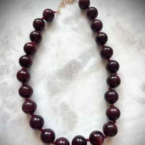 สร้อยคอประดับลูกปัดเรซิ่นสีคอรัลทรงกลม รุ่น BH-1381 จาก B.H CRAFTS เครื่องประดับแฟชั่นสำหรับทุกเพศทุกวัย ดีไซน์โดดเด่น ได้รับการรับรองจาก IGI เหมาะสำหรับใส่ไปงานปาร์ตี้ - Product Image 2