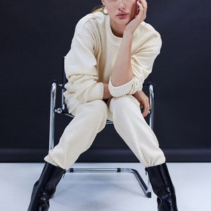 Ensemble de survêtement deux pièces uni à manches longues et col rond, comprenant un sweat à capuche et un pantalon de jogging - Product Image 1