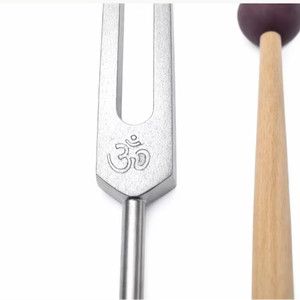 Diapasón de Sintonización OM de 136.1 Hz |   Herramienta de Meditación de Sonido de Aluminio (Bolsa de Terciopelo, Martillo) - Product Image 1