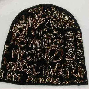Gorro de punto personalizado con pedrería brillante y logotipo impreso, estilo chic y moderno. - Product Image 3