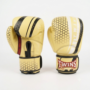 Guantes de Boxeo Profesionales Premium Amarillos para Muay Thai y Sanda, con Protección Completa para los Dedos, Acolchado Grueso de 4 Capas, Transpirables, con Cierre de Velcro - Product Image 1