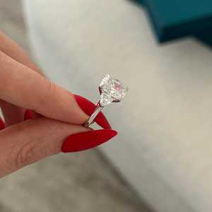 Bague de fiançailles à trois pierres en diamant de laboratoire allongé de 3 carats, or blanc 14 carats, taille trillons, certifiée IGI - Product Image 3