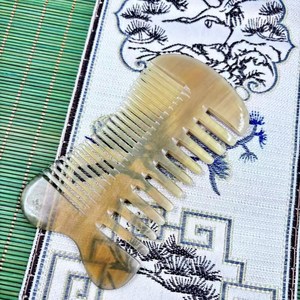 ZONE ARTISANALE Peigne démêlant moderne en corne de buffle naturelle, écologique et fait main, en forme de décoration de mariage de l'Uttar Pradesh - Product Image 4
