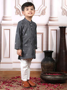 ชุดคุรตะสีเทาชาร์โคลสำหรับเด็กผู้ชาย ลายต้นไม้แบบมินิมอล ติดกระดุม ดีไซน์ทันสมัย สวมใส่สบาย เหมาะสำหรับงานเทศกาล - Product Image 3