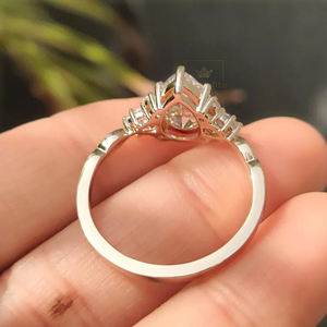 Bague de fiançailles en moissanite taille radiant style vintage, en argent 925 plaqué rhodium, pour femme, idéale pour mariage, fête ou anniversaire - Product Image 4