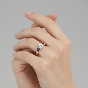 แหวนหมั้นเพชรทรงสามเม็ดจาก Stonewels Lab ประดับด้วยไพลินสีน้ำเงินด้านข้าง พร้อมใบรับรอง แหวนทองคำแท้แบบฝังหนามเตย - Product Image 5