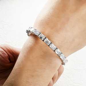 Bracelet tennis en or blanc 18 carats avec diamants taille émeraude certifiés IGI, qualité export, cadeau de luxe pour mariée, disponible à la vente - Product Image 6