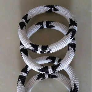 Bracelet en corde tressé à la main avec perles de verre tubulaires, motif multicolore, bijou de poignet pour femme, idéal pour le quotidien ou comme cadeau - Product Image 1