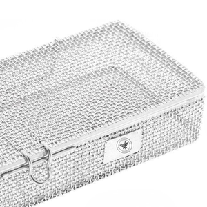 Bandeja de Esterilización Manual de Acero Inoxidable, 9" x 3" x 1", Malla Perforada, Autoclavable, Acabado Liso Pulido, Certificación CE - Product Image 5