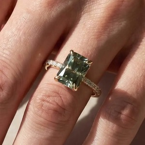 Anillo de compromiso chapado en oro amarillo y blanco con moissanita verde de 3.5 quilates y corte radiante, de plata 925, el más vendido, para mujer, en oferta. - Product Image 4