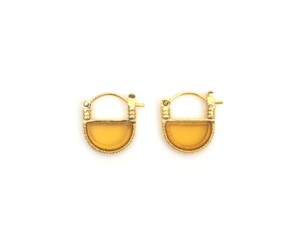 Pendientes de aro con múltiples gemas, latón con baño de oro, forma de D, para mujeres y unisex, para cualquier ocasión. - Product Image 1
