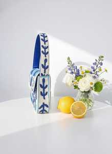 Sac rectangulaire bleu et blanc fait main avec broderie d'architecture grecque, en polyester et coton lavable, souvenir - Product Image 3