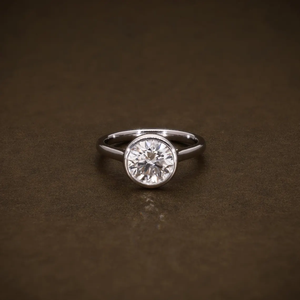 Anillo de compromiso con diamante redondo brillante certificado VVS2, creado en laboratorio, con engaste de bisel, anillo solitario de diamante, oro amarillo, blanco y rosa de 18 quilates - Product Image 1