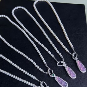 Colliers de perles d'eau douce à quatre breloques multiples avec jade naturel et pendentif fin à boucle universelle - Product Image 1