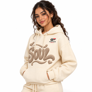 Sudadera con Capucha Moderna para Mujer con Estampado en Relieve, Letras en Relieve Intensas, Tela Suave y Estilo Urbano Contemporáneo - Product Image 2