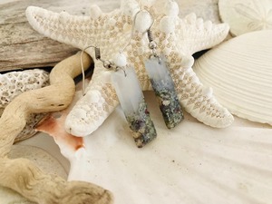 Boucles d'oreilles en résine faites à la main avec des inclusions naturelles, design goutte tendance, artisanat exquis - Product Image 3